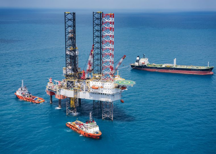 Offshore oil rig drilling platform/Offshore oil rig drilling platform in the gulf of Thailand